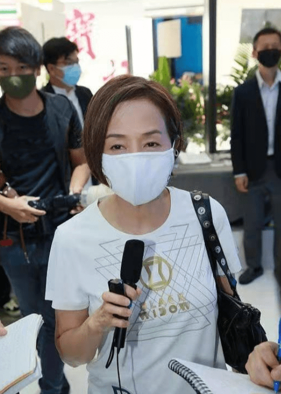 发型|61岁毛舜筠才是不老女神，白T恤配牛仔裤，简简单单穿出青春活力