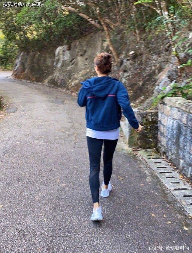 呢子|黎姿都是三个女儿的妈了,淡妆出镜还是这么美,两个小酒窝太显嫩
