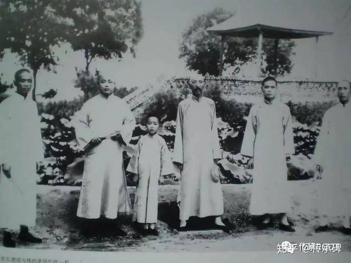 当然,孔府"六艺"的传统也没有废,诸城派古琴大师詹澄秋教授古琴
