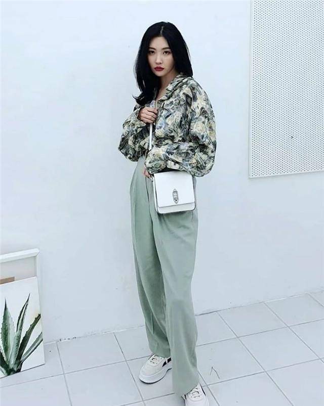 塑造出|阔腿裤已经落伍了!今年最流行的是“菠菜裤”,不论胖瘦都能穿!