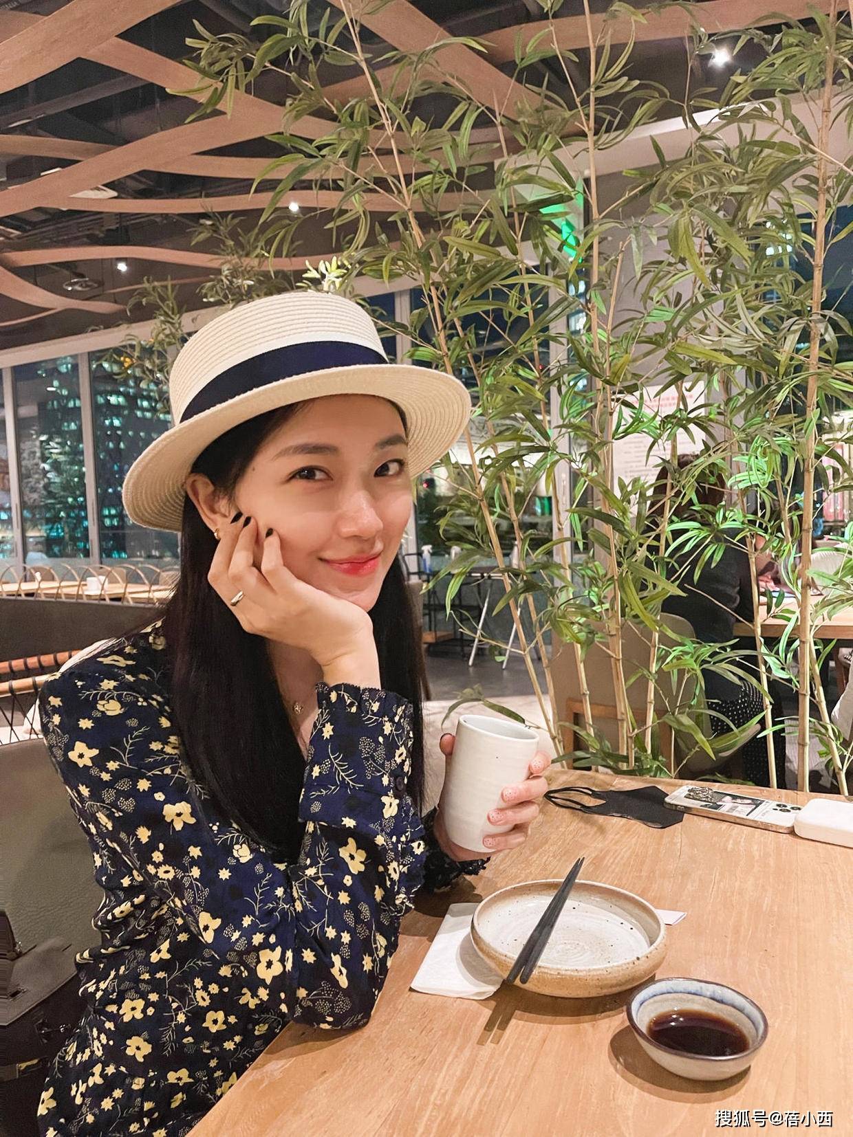 美眉|菅纫姿美得不像话，穿碎花连衣裙出门也显气质，配短靴腿型更加分