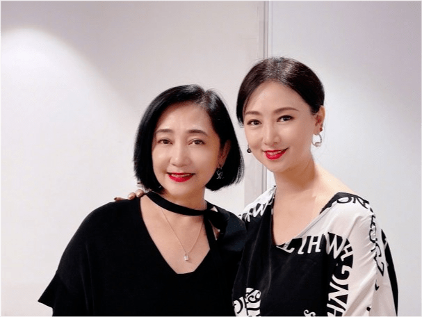 经典|翁虹一家三口罕见聚齐！13岁女儿颜值大逆袭，同框欧阳娜娜不输