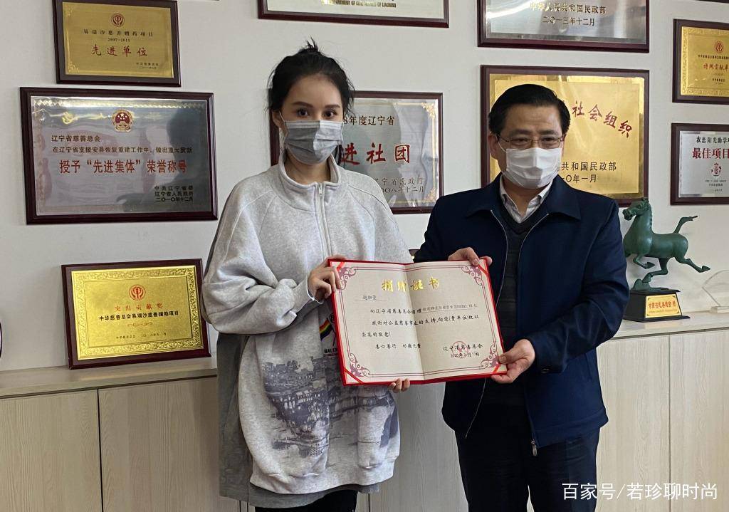 一家人|谁说赵珈萱和赵本山不像，看气质就是一家人，衣品也挺有乡村感