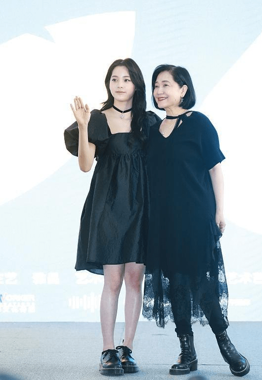 中老年|欧阳娜娜妈妈罕见露面，小黑裙配马丁靴真时髦，母女俩共用一张脸