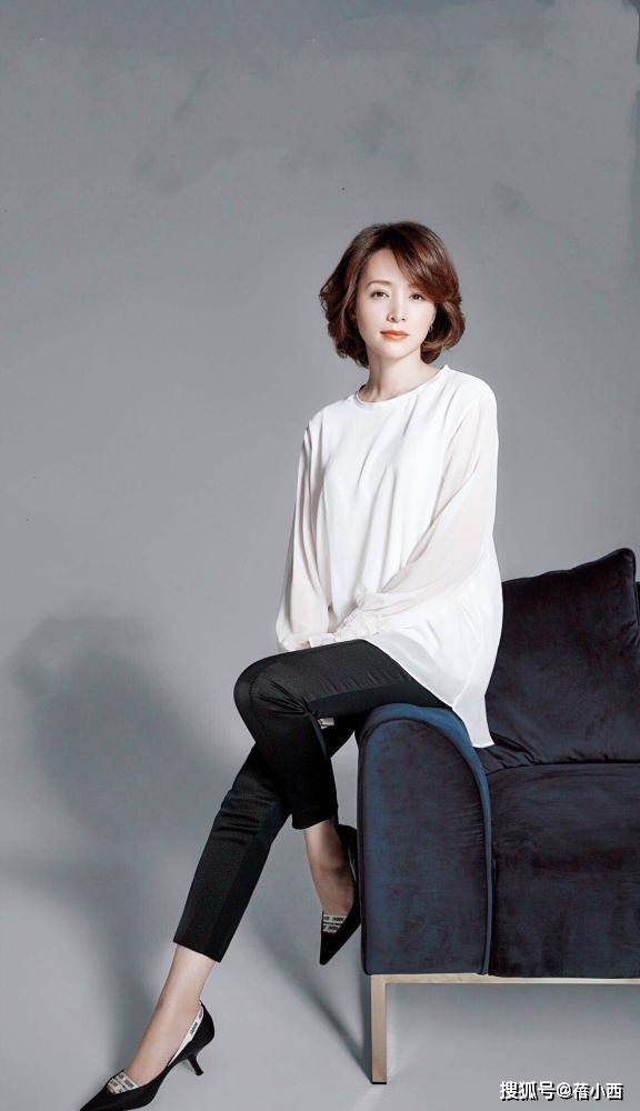 设计|董卿又展现高级感！穿西装内搭连体裤优雅又时髦，40+女性可照穿