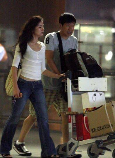 原创曾穷到歌厅卖唱沉寂十几年因硬汉形象受欢迎二婚妻子为他弃演