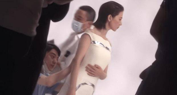 女神|41岁高圆圆工作被偷拍！紧身裙显小腹微凸，网友：怀二胎了吗？