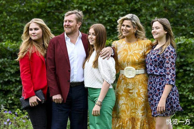 威廉-亚历山大|荷兰王室夏季合影明艳欢快 女王储沉稳有范 小公主笑容纯真烂漫