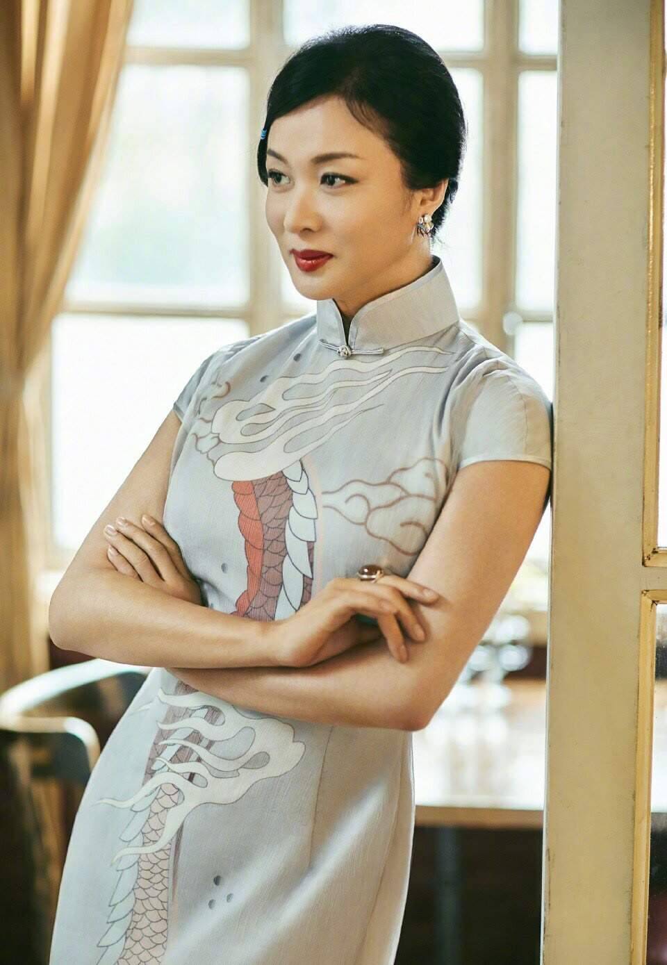 设计|金星穿度假装也招摇，印花裙还“挖个洞”博眼球，意外增添女人味