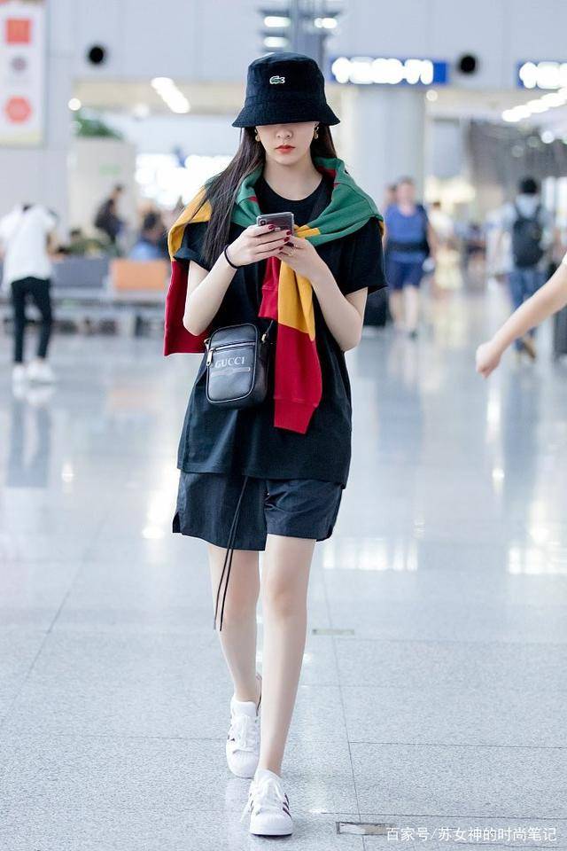 设计|“T恤塞裤腰”过时了，今夏明星都在这样穿，照着穿轻松美过路人