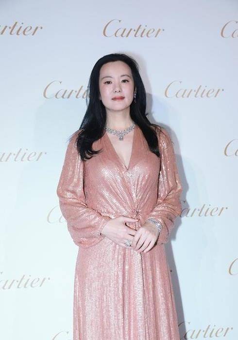 脸蛋|52岁咏梅保养得真好,红润脸蛋惹人爱,穿“裸粉色”扮嫩也不违和