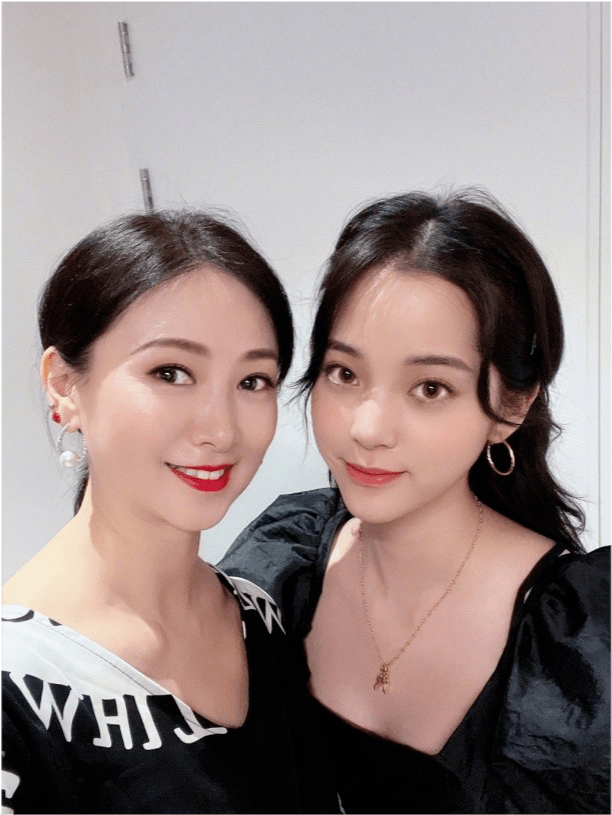经典|翁虹一家三口罕见聚齐！13岁女儿颜值大逆袭，同框欧阳娜娜不输