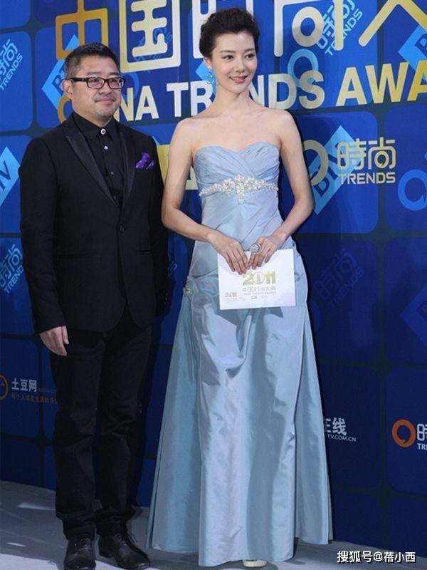 亮点|车晓离婚9年后状态回升，穿裸色连衣裙优雅大方，锁骨杀简直绝了