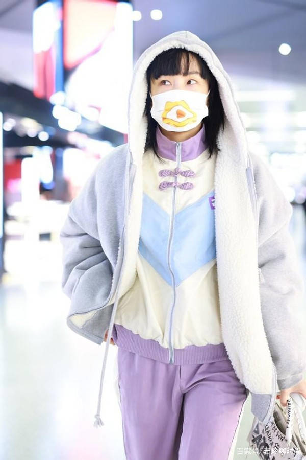 显得|黄龄气质是真的挺媚的，明明穿的是不紧身的旗袍，却美的很有妖气