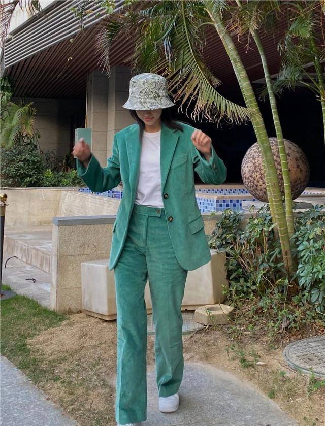塑造出|阔腿裤已经落伍了!今年最流行的是“菠菜裤”,不论胖瘦都能穿!
