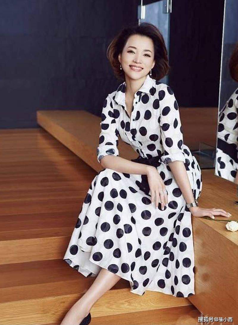 设计|董卿又展现高级感！穿西装内搭连体裤优雅又时髦，40+女性可照穿