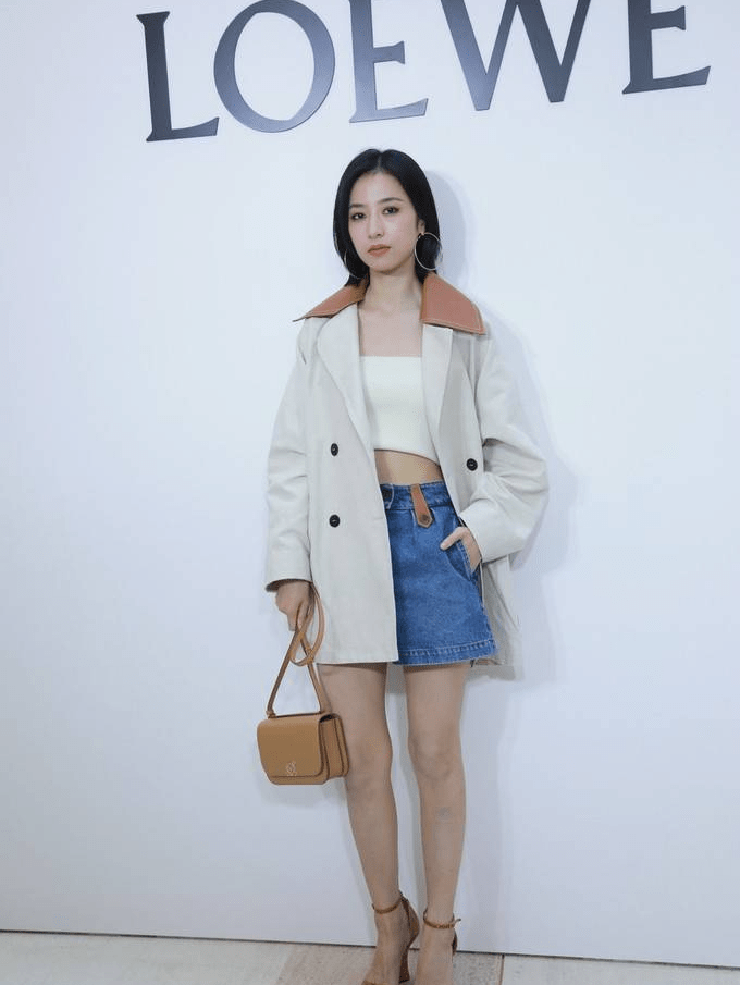 周雨彤出席罗意威活动 中性风热裤配风衣酷拽有型