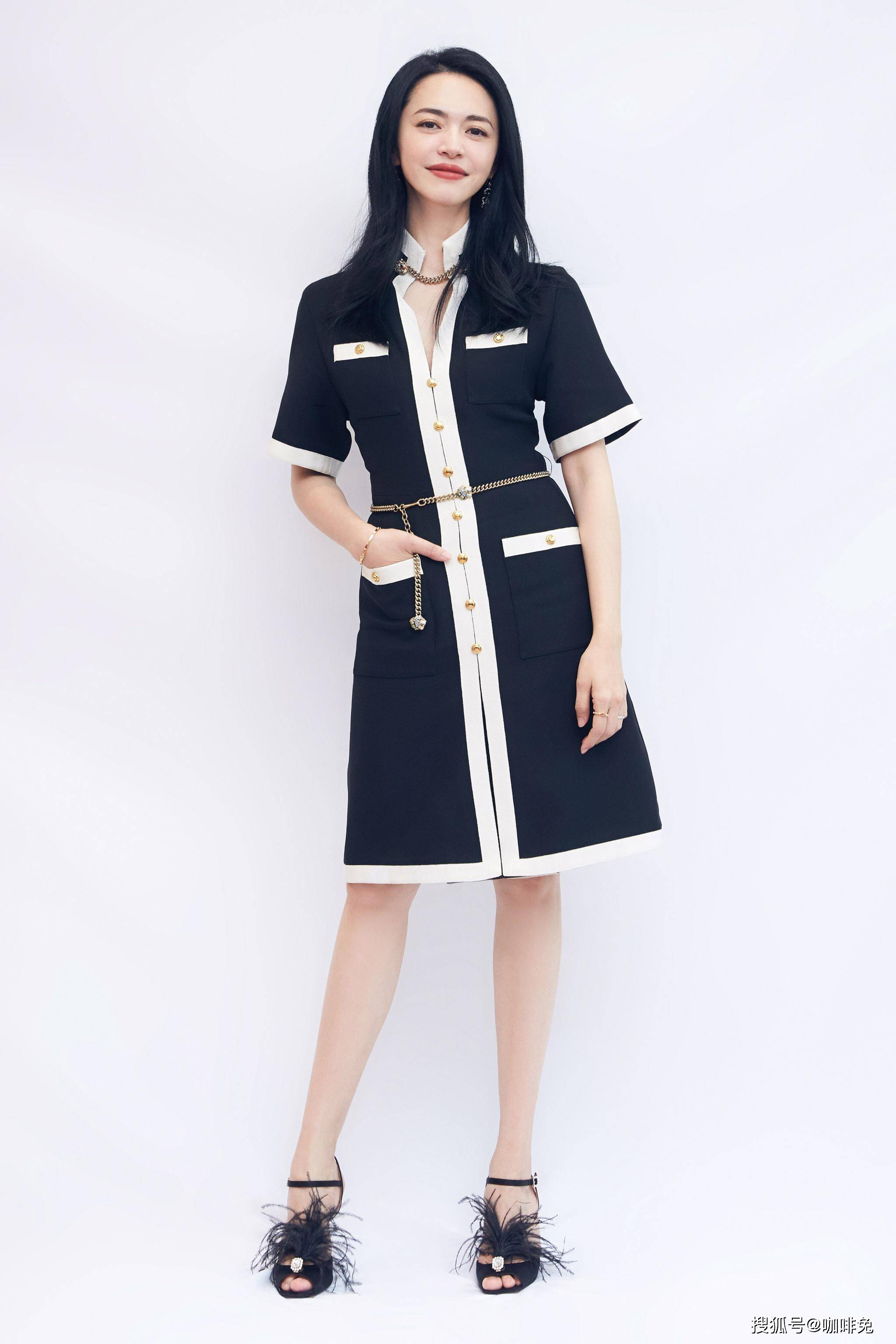 辣妈|辣妈姚晨的时尚穿搭，颜色由灰到黑的渐变搭配，创造出万物生机