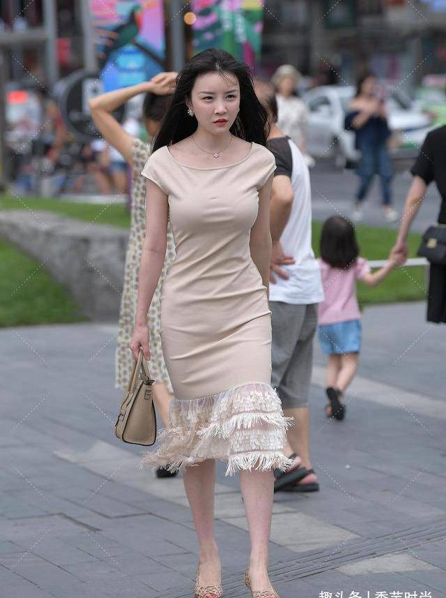 加点|爱美的女生就是会穿，裙子加点“流苏”才好看，飘逸又雅致