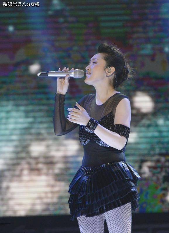 黑色|50岁杨钰莹真是阿姨圈顶流,穿黑裙配渔网袜成熟低调,减龄洋气