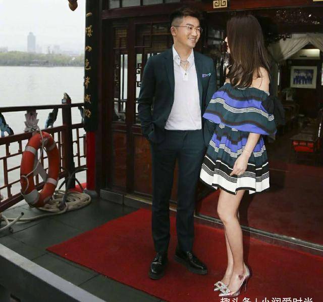 黑色|林心如穿一字肩连衣裙秀香肩,意外撞衫赵丽颖,但林心如还是赢了