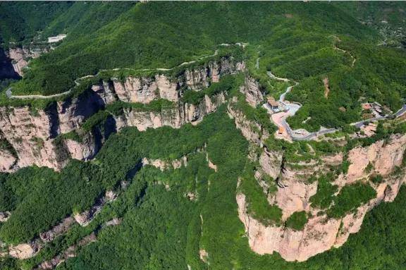 "太行天路"景区位于太行山之巅,北起桃花谷景区,南至仙霞谷景区,全长