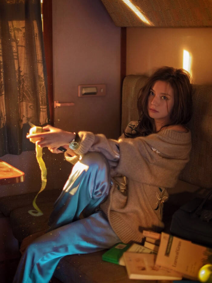 黑色|奔四女人别总羽绒服配打底裤，学赵薇这样穿时髦又高级，美到犯规