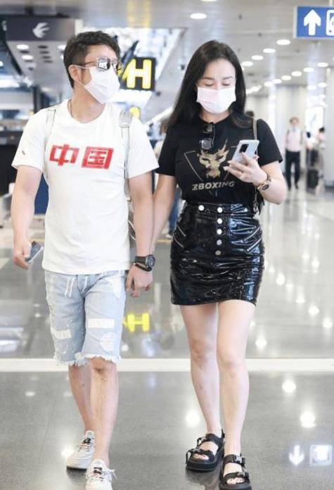 曲线|邹市明携妻现身机场，冉莹颖的身材成最大亮点，紧身装秀出凹凸感