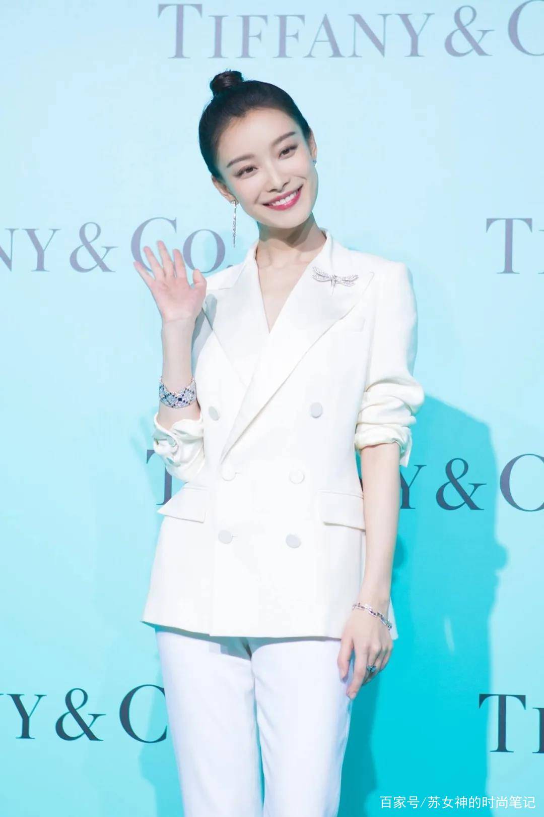 感觉|不管穿裙子还是裤子,最好别配卫衣,跟着倪妮这样穿,漂亮极了