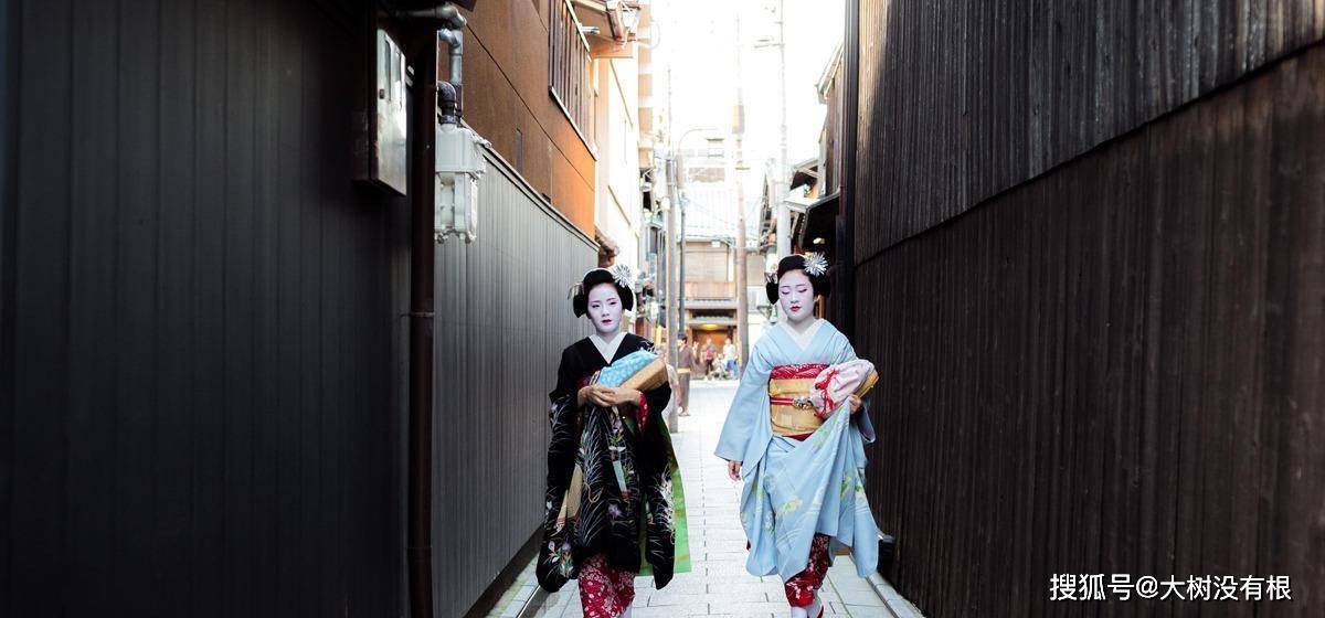 京都最大艺伎区 中国女游客租和服爱拍照走起路来很是怪 日本