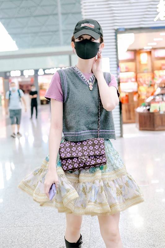 审美|娜扎的审美真难懂,穿“爷爷的背心”走机场,硬把土味穿出时尚