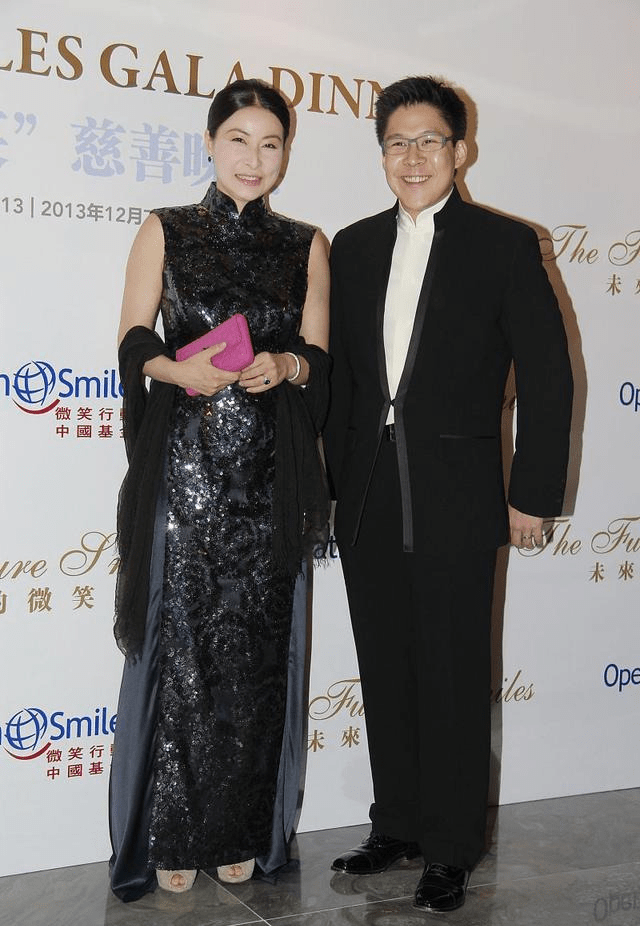 设计|郭晶晶晒照宣传中华文化，穿旗袍配凉鞋，衣着朴素不像豪门儿媳