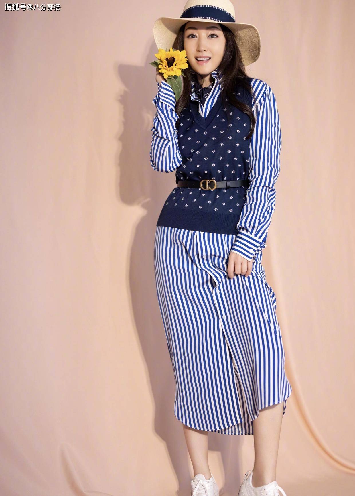 黑色|50岁杨钰莹真是阿姨圈顶流，穿黑裙配渔网袜成熟低调，减龄洋气