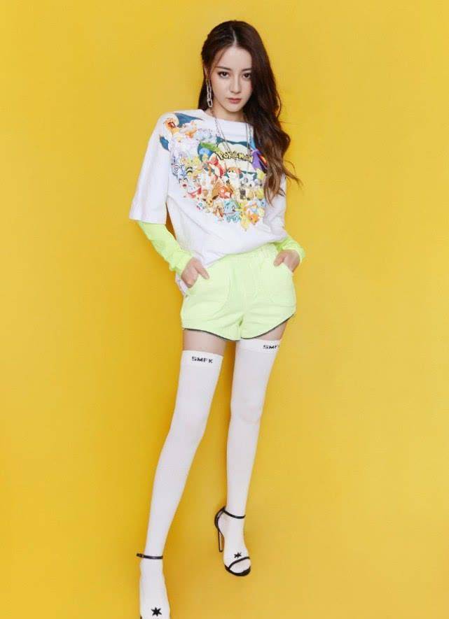 人气|热巴是首个把衬衫穿成裙的女星，坐下后双腿也无一丝赘肉，我酸了