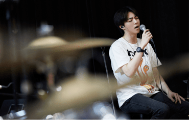 规矩|被誉为“漫画颜”，爱穿破洞裤的陈立农，如今也规矩穿衣了