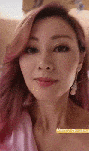 美人|50岁李嘉欣晒照秀粉发，穿粉裙配红夹克，携老公秀恩爱状态极佳