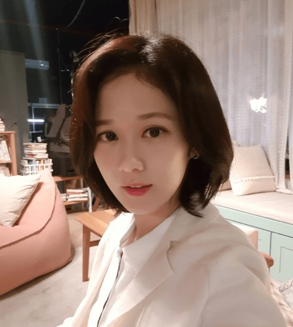 原创40岁张娜拉近照曝光侧颜似赵露思松口想回中国发展