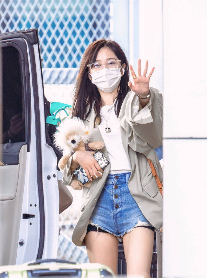 牛仔|佩服陈妍希,“脱了线”的牛仔短裤穿着就出门,还真赚足了眼球