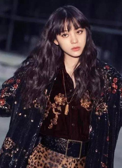 发型|漂亮的女人早就不烫“海藻卷”了，都爱上了这4款发型，超显气质