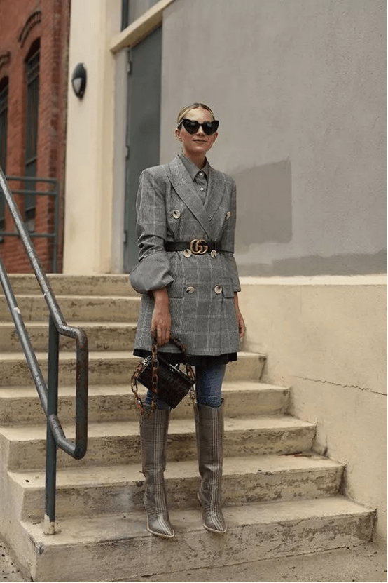 黑色|大衣尽量别搭高跟鞋,累脚!今年流行“大衣+中筒靴”,酷帅时髦