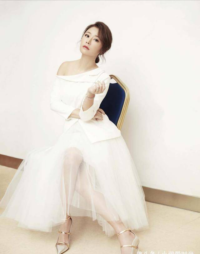 黑色|林心如穿一字肩连衣裙秀香肩,意外撞衫赵丽颖,但林心如还是赢了