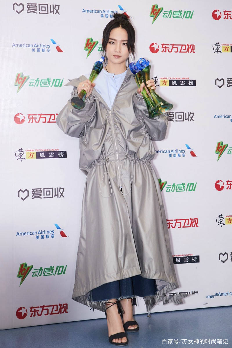 垫肩|早夏火了一种新穿法，叫“风衣+裙子”，拉风又洋气，明星都在穿