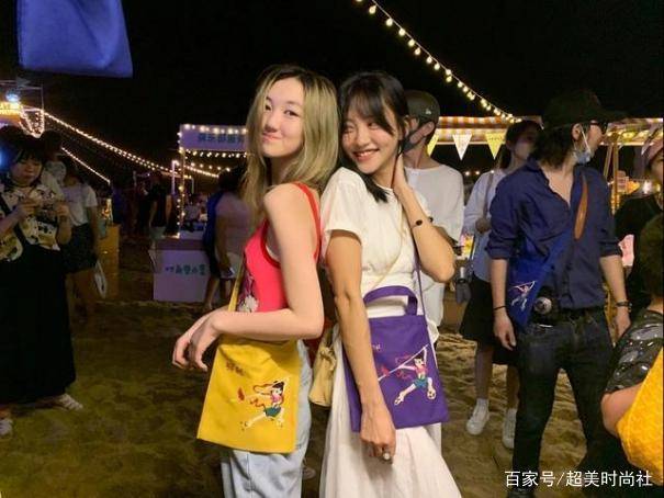 黑色|14岁李嫣染黄发摆摊，身材纤细大长腿堪比王菲，却被质疑太过早熟