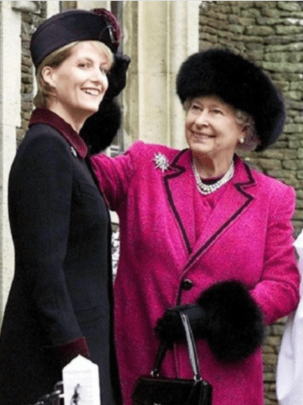 爱德华|英女王小儿媳观看F1大奖赛，粉色连衣裙减龄又贵气，大姑姐也现身