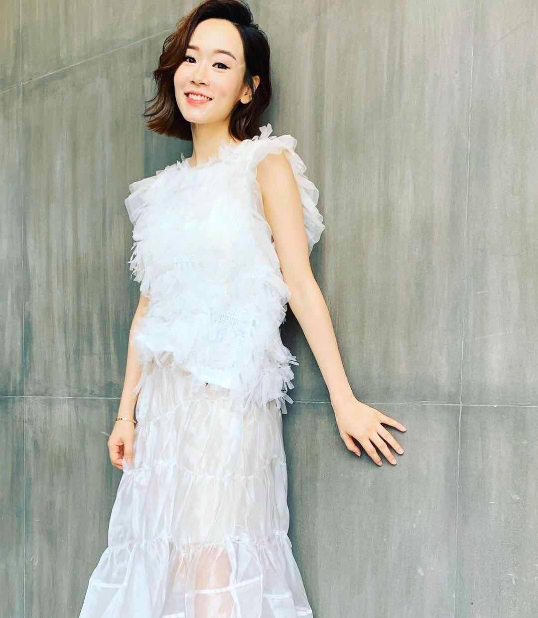 杨思琦|41岁杨思琦冻龄女神，穿红色吊带连衣裙大秀身材，减龄又洋气