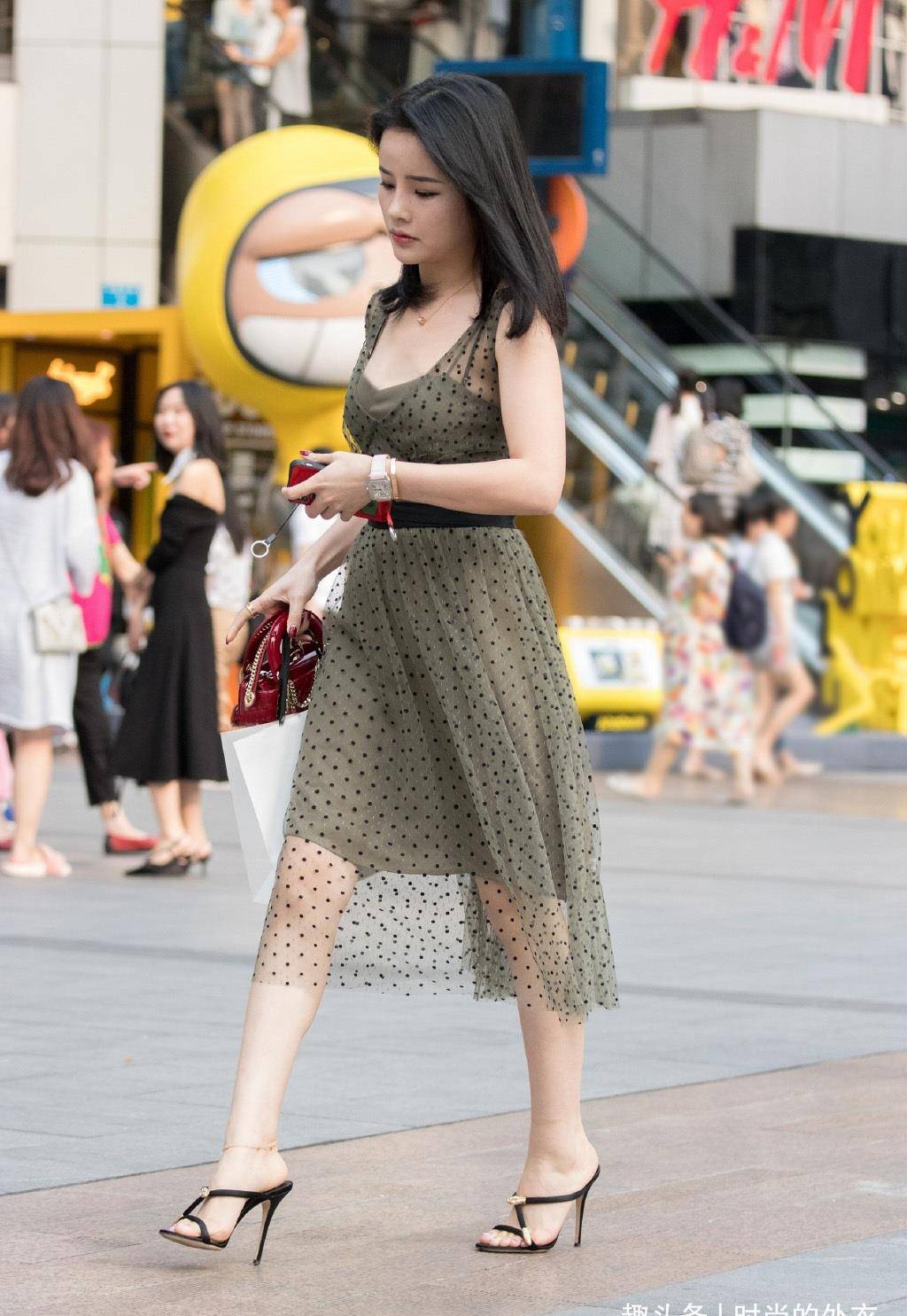 身材|气质女生穿时尚裙装，雅致又高级，轻松展现出了靓丽出众的美