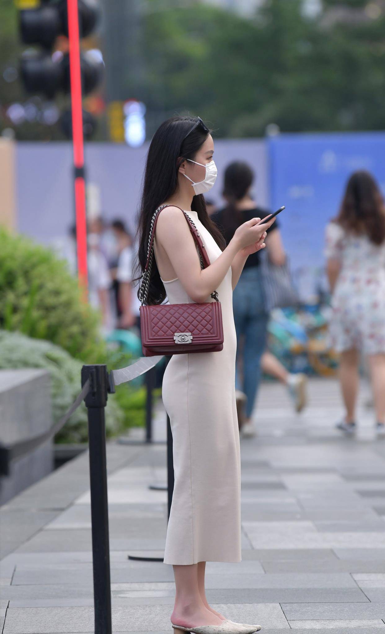 top|熟龄女人穿连衣裙,简约风格的基础款更适合,优雅高级又耐看