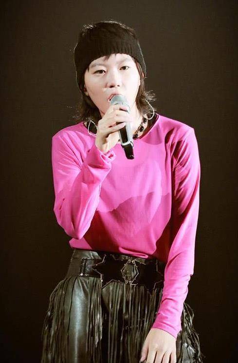 身份|窦靖童回归女孩身份，23岁终于穿上裙子，王菲可以放心了