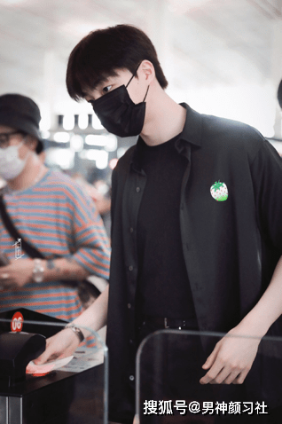 规矩|被誉为“漫画颜”，爱穿破洞裤的陈立农，如今也规矩穿衣了