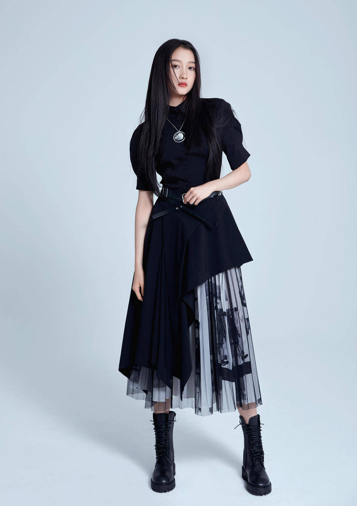 美眉|关晓彤是“胖”了？穿白色吊带连衣裙身材饱满丰润，曲线感满分
